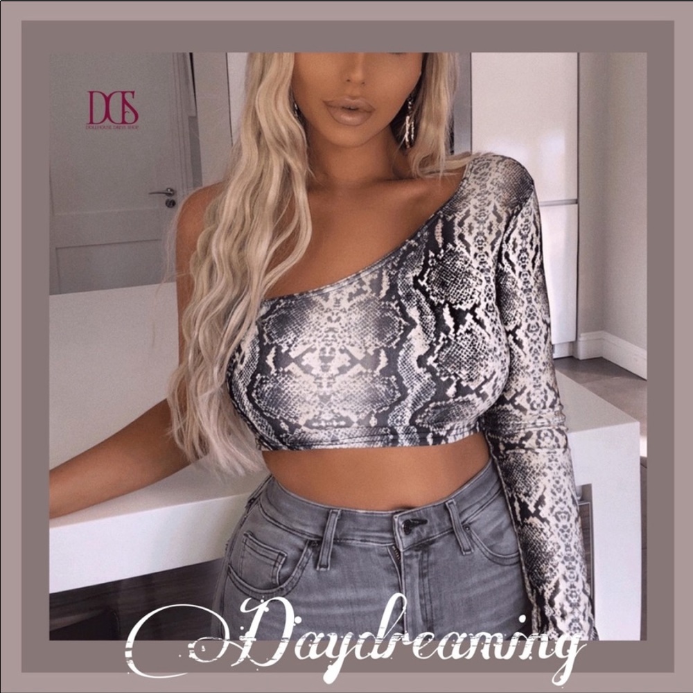 5⭐️ Daydreaming - Snake Skin Print Crop Top
